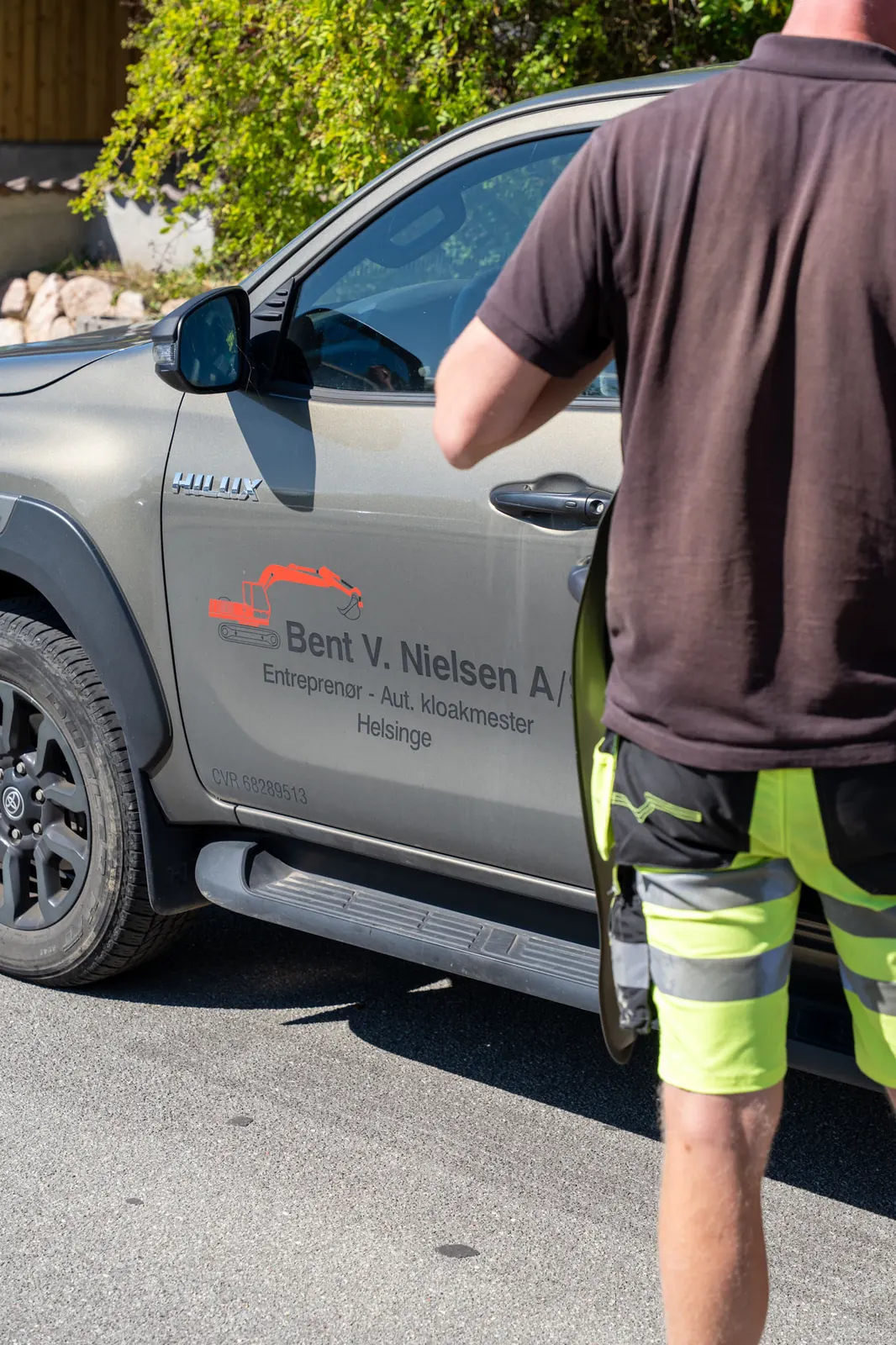 Medarbejder ved firmabil fra Bent V. Nielsen A/S