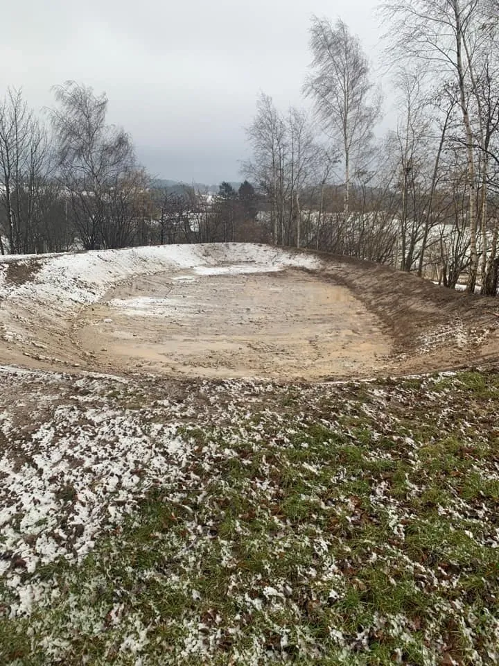 Oprenset jordbassin i naturareal