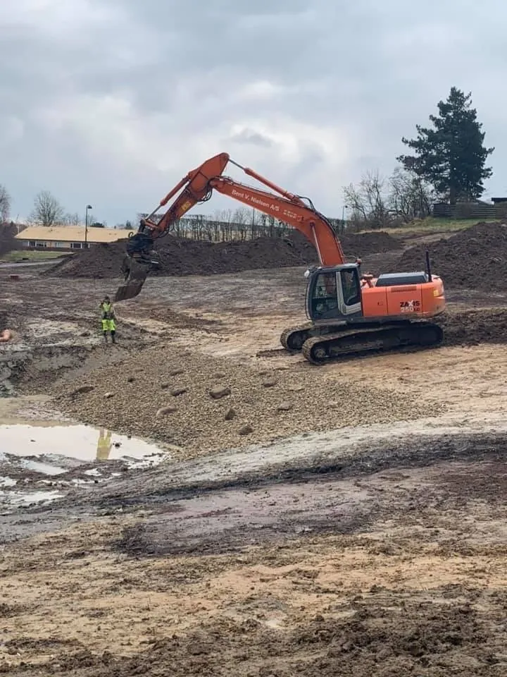 Gravemaskine ved etablering af regnvandsbassin