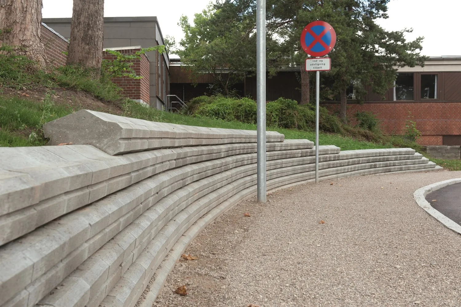 Færdigt anlæg med støttemur og fast belægning